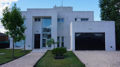 Casa 5 Amb. 250 M² Cub. C/ Pileta - Bº Privado Santo Domingo