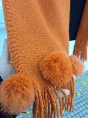 Bufanda Naranja Con Pompones Naranja Oscuro Liso Unico (Usado)