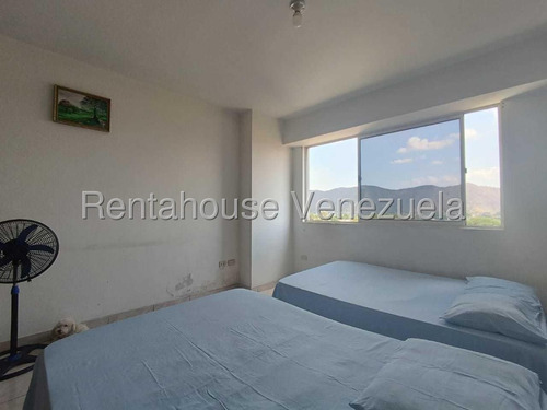Apartamento En Venta Duplex En Urbanización Andrés Bello Maracay Zona Norte Con Pozo De Agua Nela 25-16098