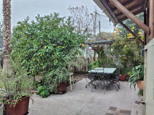 Casa En Venta De 4 Dorm. En Ñuñoa