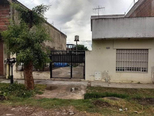 Imagen 1 de 18 de A La Venta Propiedad Con Amplio Terreno Y Dos Viviendas