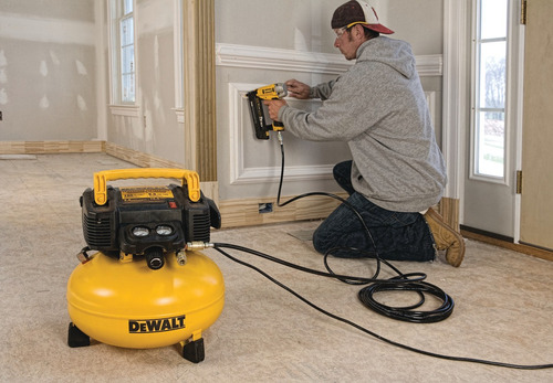 Imagen 6 de 9 de Compresor de aire mini eléctrico portátil DeWalt DWFP55126 monofásico 22.7L 9hp 120V 60Hz amarillo