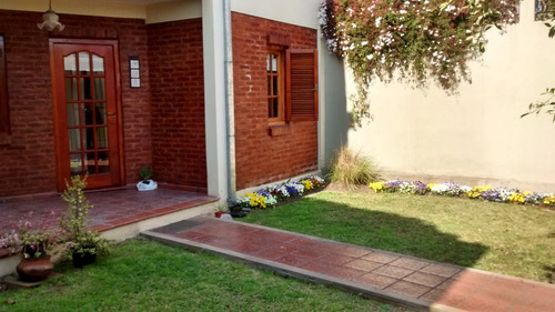 Imagen 3 de 14 de Casa Con Quincho En 56 Y 135