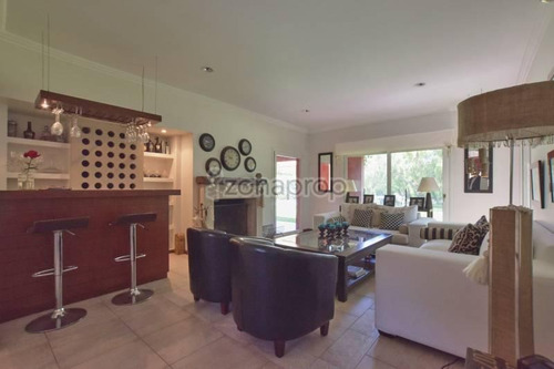 Imagen 3 de 27 de Lindisima Casa Con Mucha Luz Natural Sobre Espectacular Lote Interno De 1.372 M2