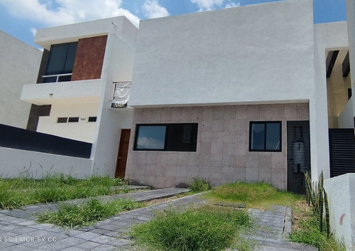 Estrena Casa En Grand Juriquilla, 3 Recamaras, Jardín, 3.5 B