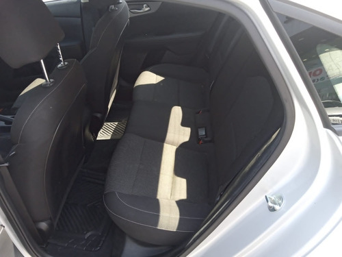 Imagen 8 de 10 de Kia Forte Lx 4cil. 2.0l Ta Sedan 2020 Silky Silver 238/21
