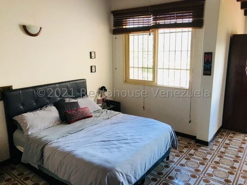 Imagen 11 de 20 de Amplia Y Acogedora Casa En Venta - Urb Los Naranjos Del Caferal - Mls#22-883