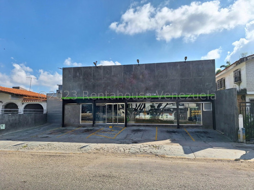 Espectacular Punto Comercial En La Zona Mas Cotizada De Toda Valencia. Totalmente Remodelada Como Negocio, Amplios Espacios. Dispone De Estacionamiento Propio Y Planta Electrica