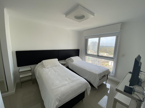 Imagen 11 de 30 de Wind Tower Parada 7 De La Brava, Punta Del Este. Espectacular Apartamento En Piso Alto Equipado.