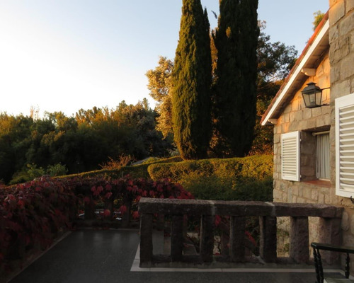 Se Vende Casa En La Cumbre Barrio Golf, De Estilo Con Vistas