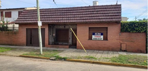 Casa En Venta En Isidro Casanova