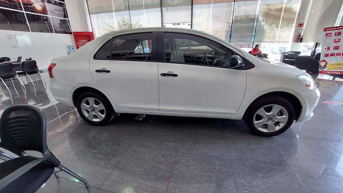 Imagen 2 de 9 de Toyota - Yaris 2015