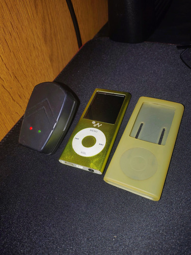 Reproductor Mp4 / Mp3 Genérico + Funda Y Cargador Verde (Usado)