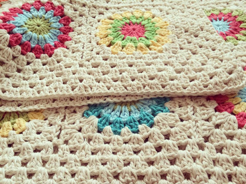 Manta Para Bebe O Pie De Cama. Tejida A Mano Al Crochet