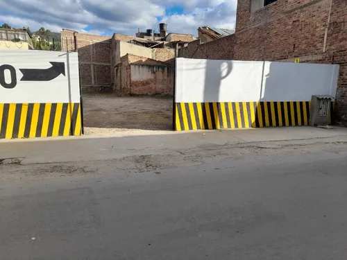Amplio Lote 580m2. A Dos Cuadras Del Parque De La Villa Y Cerca A La Zona Bancaria Davivienda, Av Villas, Banco Caja Social, Actualmente Funciona Como Parqueadero.