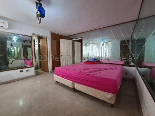Pent House En Venta De 2 Niveles, Con Amplios Y Ventilados Espacios En San Bernardino, 25-4833