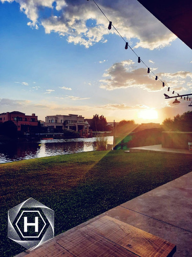 Casa En Venta, Nuevo Quilmes Moderna Con Piscina A La Laguna