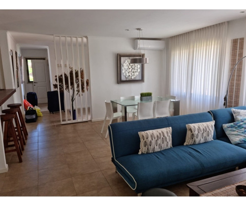 Casa En Venta De 2 Dormitorios C/ Cochera En Pinares