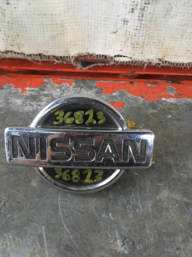 Emblema Nissan Sentra Delantero 1991-1992 36823