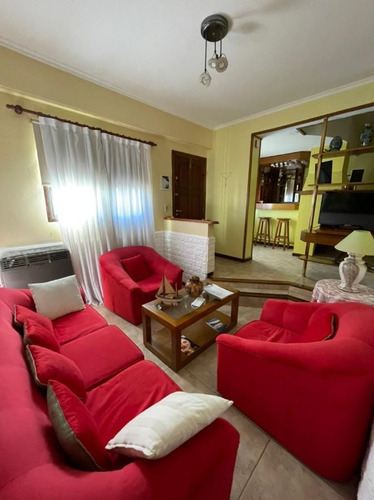 Imagen 3 de 21 de Casa En Venta De 4 Ambientes Con Cochera Y Jardín En Adrogué