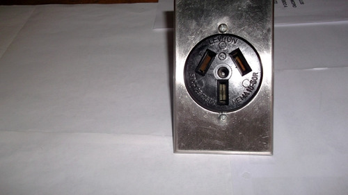 Enchufe Hembra  (tomacorriente) Trifasico Leviton.50a