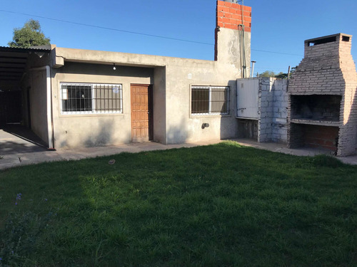 Vendo Casa En San Nicolás De Los Arroyos, 6 Años De Construccion Nueva , 2 Dorm. Garage Para 2 Autos.