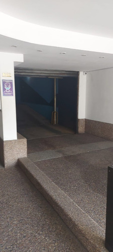 Cochera En Muy Buen Punto A Pasos De 3 Cruces