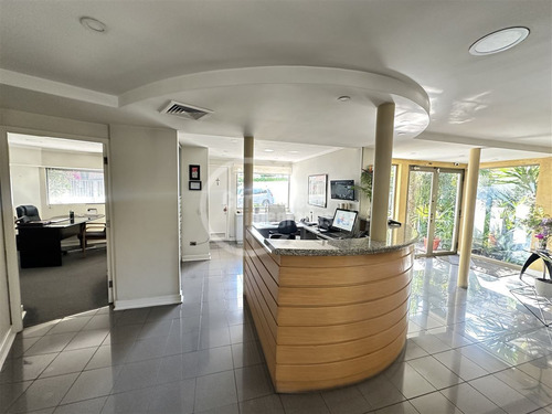Casa En Venta De 7 Dorm. En Vitacura