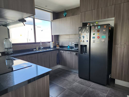 Casa En Venta Con Espacios Amplios (trato Directo)
