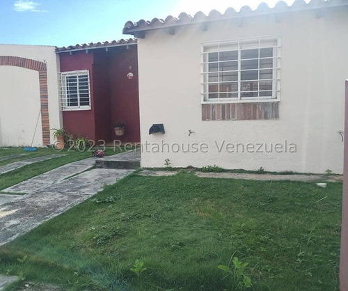  Al/  Bella Casa En Urbanismo Privado En  Venta En  Los Cerezos Cabudare  Lara, Venezuela. 3 Dormitorios  3 Baños  190 M² 