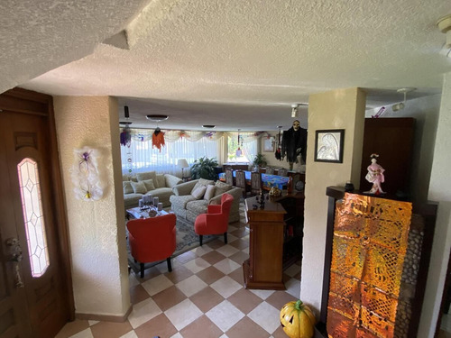 Casa En Venta En Tlalpan, Amplia,iluminada Y Con Jardín