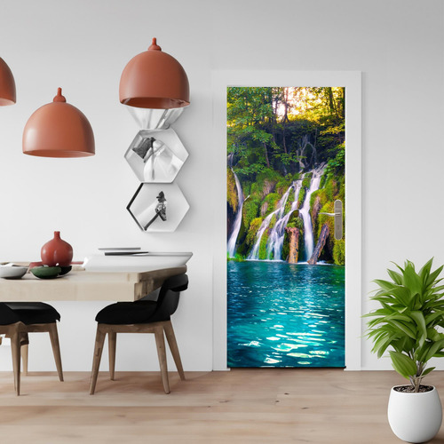 Adesivo Decorativo Para Porta ou Parede Luz do Sol Ilumina Cachoeira de Água Pura. Primavera Floresta Verde Lago Azul Ideal Para Decoração De Interiores Fácil Aplicação E Remoção Transforma O Ambiente