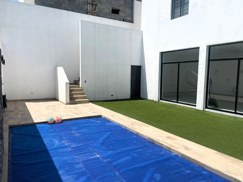 Casa En Venta En La Encomienda, Escobedo, Nuevo León Con Alberca Y Terrazas, 4 Recámaras, 3 Niveles, Alberca, Frente A Parque.