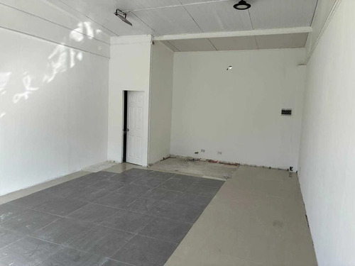 Local Comercial Av Chicureo - Strip Center