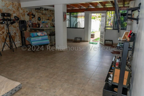 ¡un Oasis En Caracas! Casa De Multiples Niveles En Venta Lomas De La Trinidad