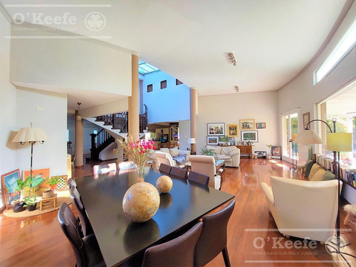 Imagen 12 de 30 de Casa En Venta De Cinco Ambientes Con Quincho Y Vista Al Fondo A Golf En Abril Club De Campo