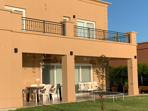 Casa En Venta Con Salida A La Laguna, Estilo Neoclásico. En El Cantón.