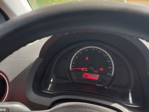 Imagem 7 de 11 de Volkswagen Up! 2017 1.0 Take 5p