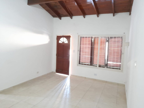 Casa Tipo Ph 3 Ambientes Muy Comodo En Castelar