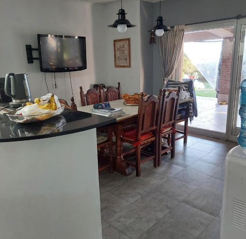 Casa 5 Dormitorios, Jardín, Piscina En Barrio Los Jazmines