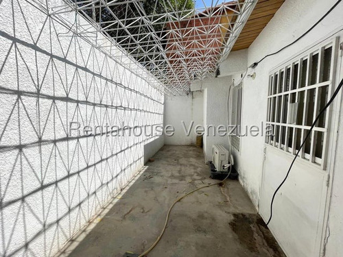 & Maria Luisa Mendoza Vende Hermosa Casa En Excelente Urbanismo De Zona Este De Barquisimeto Con Bellas Areas Comunes En Optimas Condiciones 2 5 1 8 8 6 6