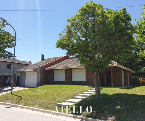 Chalet De 4 Amb Con Garage, Quincho Y Pileta.