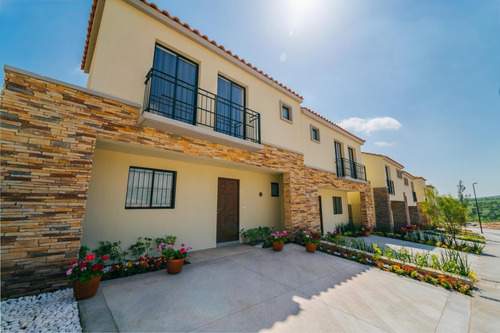 Capital Sur, Casa Nueva, 2 Rec. Con Baño C/u Ideal Para Ejecutivos!!