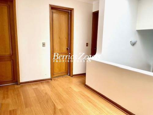 Casa En Venta De 7 Dormitorios, 6 Baños . En Las Condes Alto