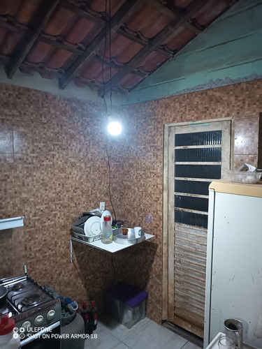 Vende-se Casa 2qts Sala Cozinha Banheiro.