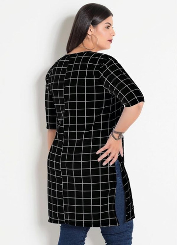 Imagem 2 de 8 de Blusa Feminina Plus Size Alongada Preta Xadrez Grid C/ Fenda