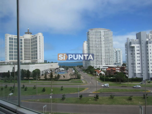 Amplia Planta Con Vista Al Mar En Edificio De Primera Categoría