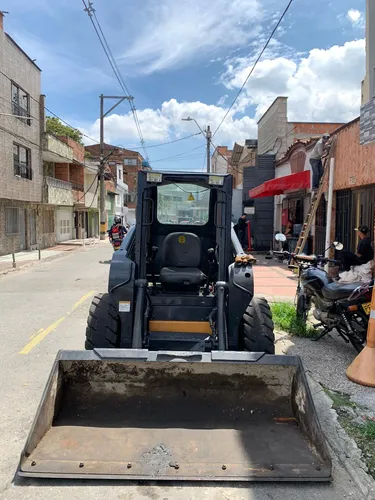 Minicargador New Holland L220 Modelo 2011