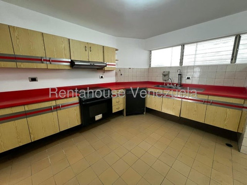 Apartamento En Venta A Dos Cuadras Del Sambil De La Candelaria Para Remodelar Con Puesto De Estacionamiento Db 25-20761