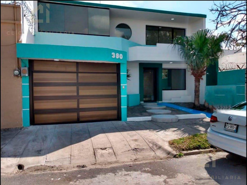 Amplia Propiedad En Renta Para Uso De Oficina, Cuenta Con 3 Privados, Bodega Y Recepción Climatizada